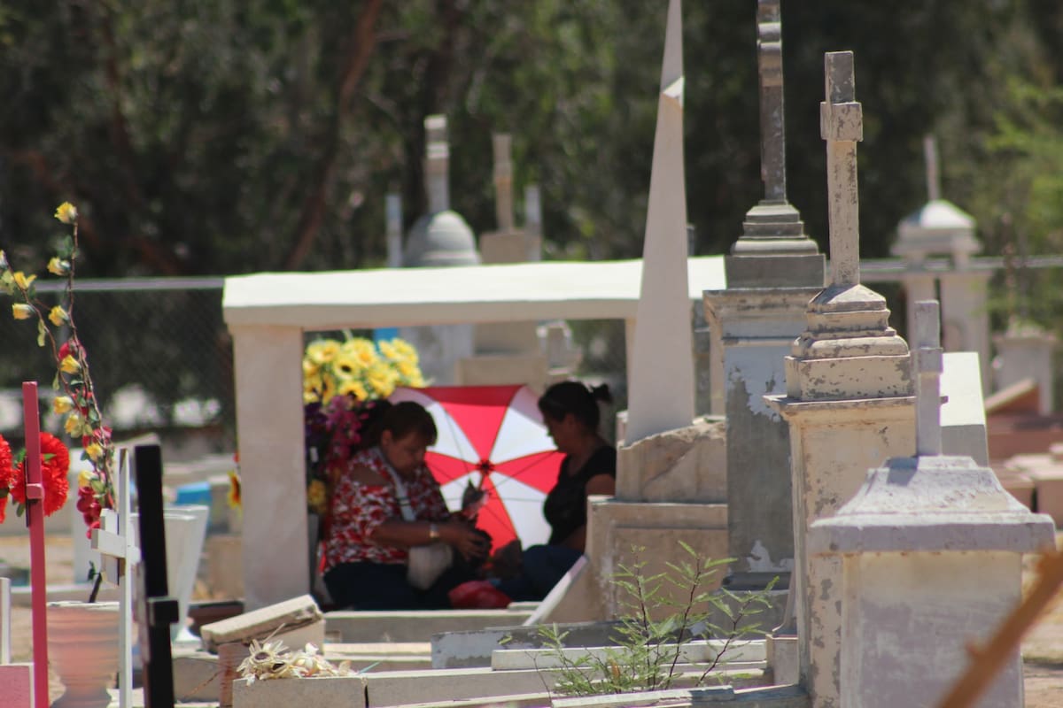 “Madre nomás hay una”: recuerdan a mamá entre flores y lágrimas en Panteón Pioneros