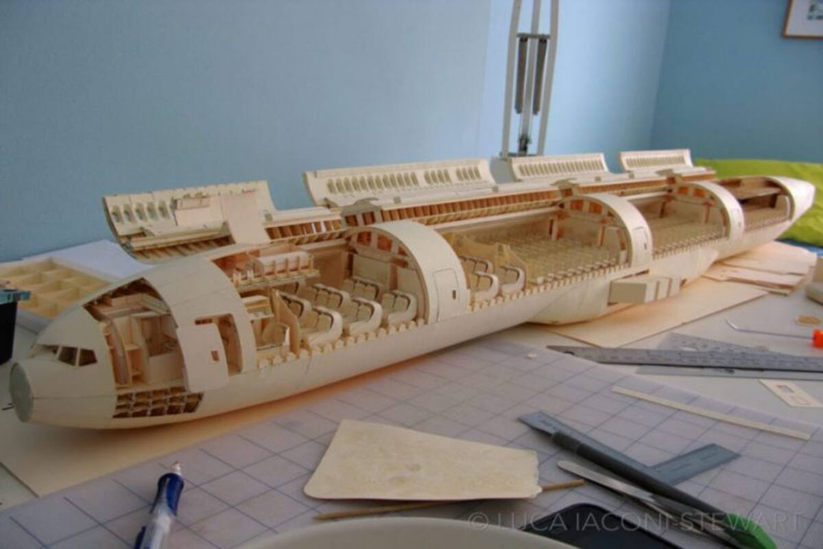 Construye a lo largo de nueve años un Boeing 777 de papel manilla
