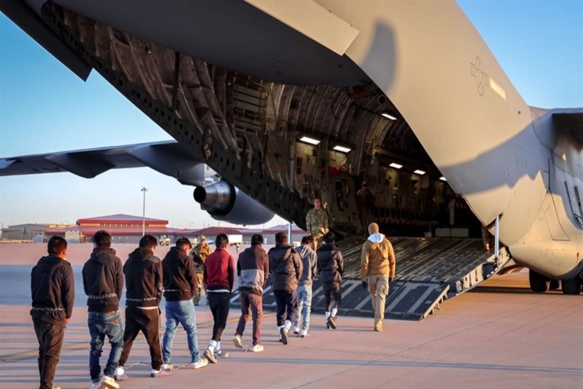 México niega llegada a un avión militar estadounidense con deportados a bordo: NBC