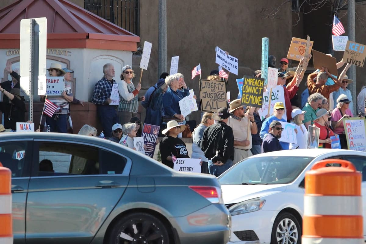 Ciudadanos estadounidenses se reunieron a pocos metros de la garita Dennis DeConcini para protestar en contra de las autoridades de ICE. | Crédito: Manuel Jiménez