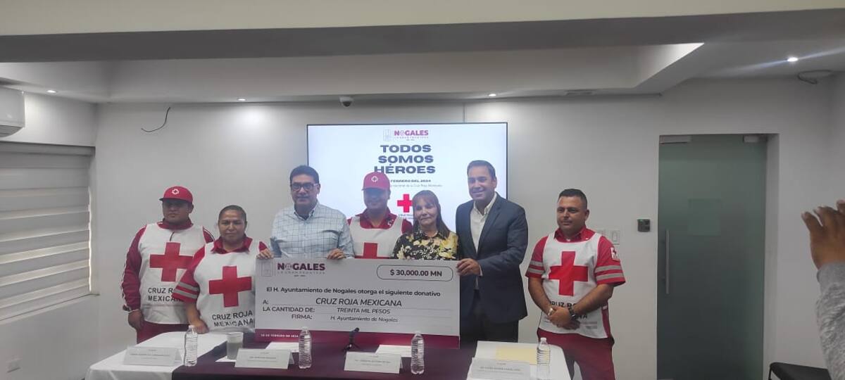 Momentos que personal de la Cruz Roja de Nogales recibe el primer donativo de la colecta anual 2024