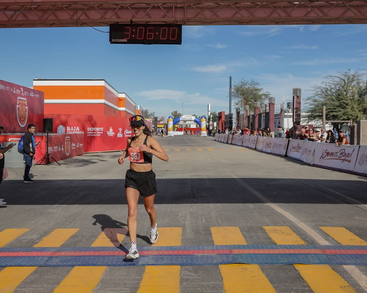 Edna Martínez fue quinta general luego de parar el reloj en 3:06:00 y se llevó a casa 24 mil pesos; ambos atletas también contarán con el apoyo de 19 mil pesos en la compra de un boleto de avión l Foto: Javier Gallegos