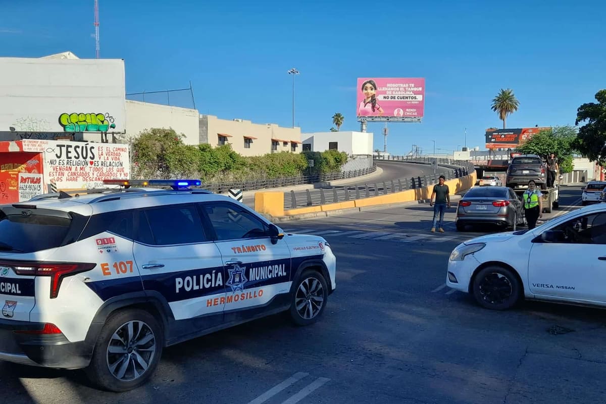 Dos autos sufren choque volcadura en Hermosillo; solo se reportan daños materiales