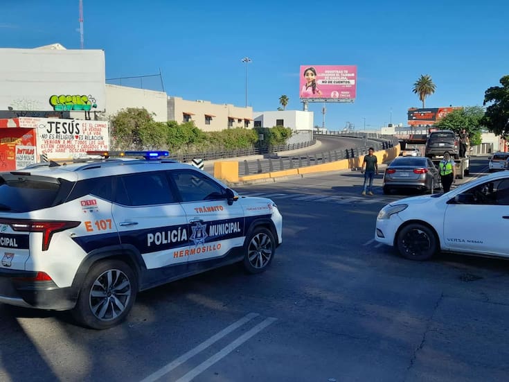 Dos autos sufren choque volcadura en Hermosillo; solo se reportan daños materiales