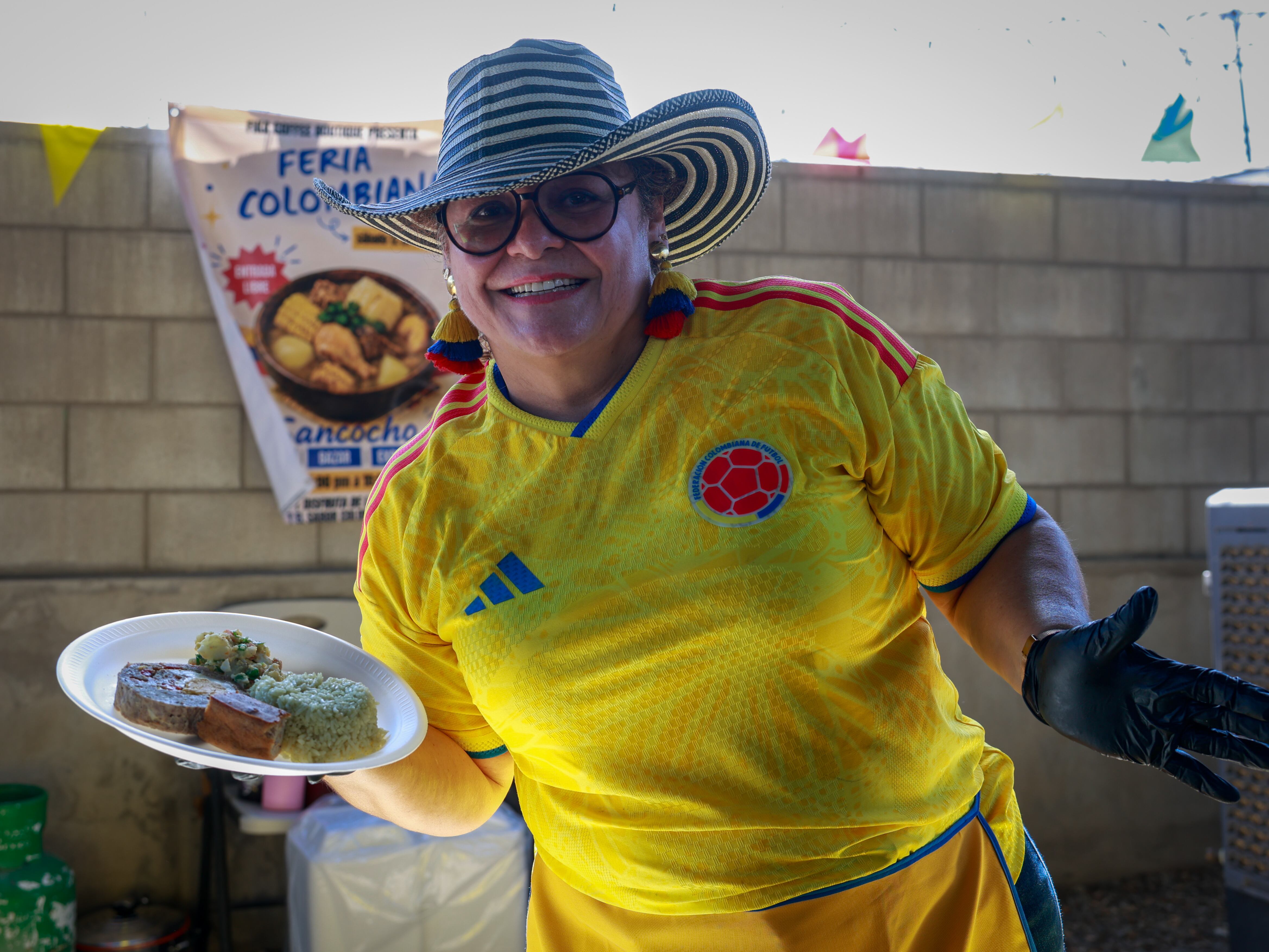 Comunidad colombiana
Integrantes de la comunidad colombiana se reunieron este sábado en Fika Coffee Boutique para compartir gastronomía y expresiones culturales de su país. El encuentro fue impulsado por Karim Chujfi como parte de una iniciativa para fortalecer los lazos comunitarios. Foto: Juan J. Morales