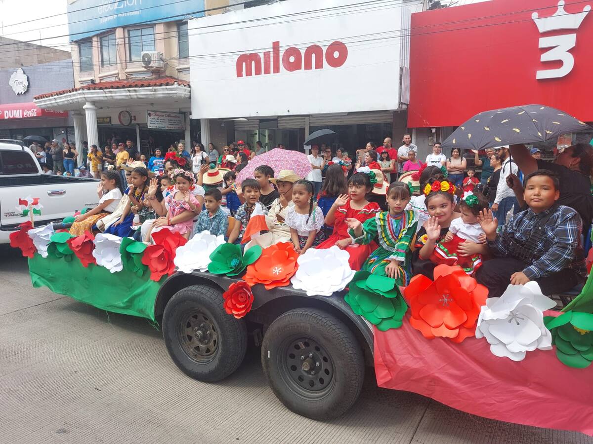Los niños disfrutaron de bailables y atuendos tradicionales durante el desfile