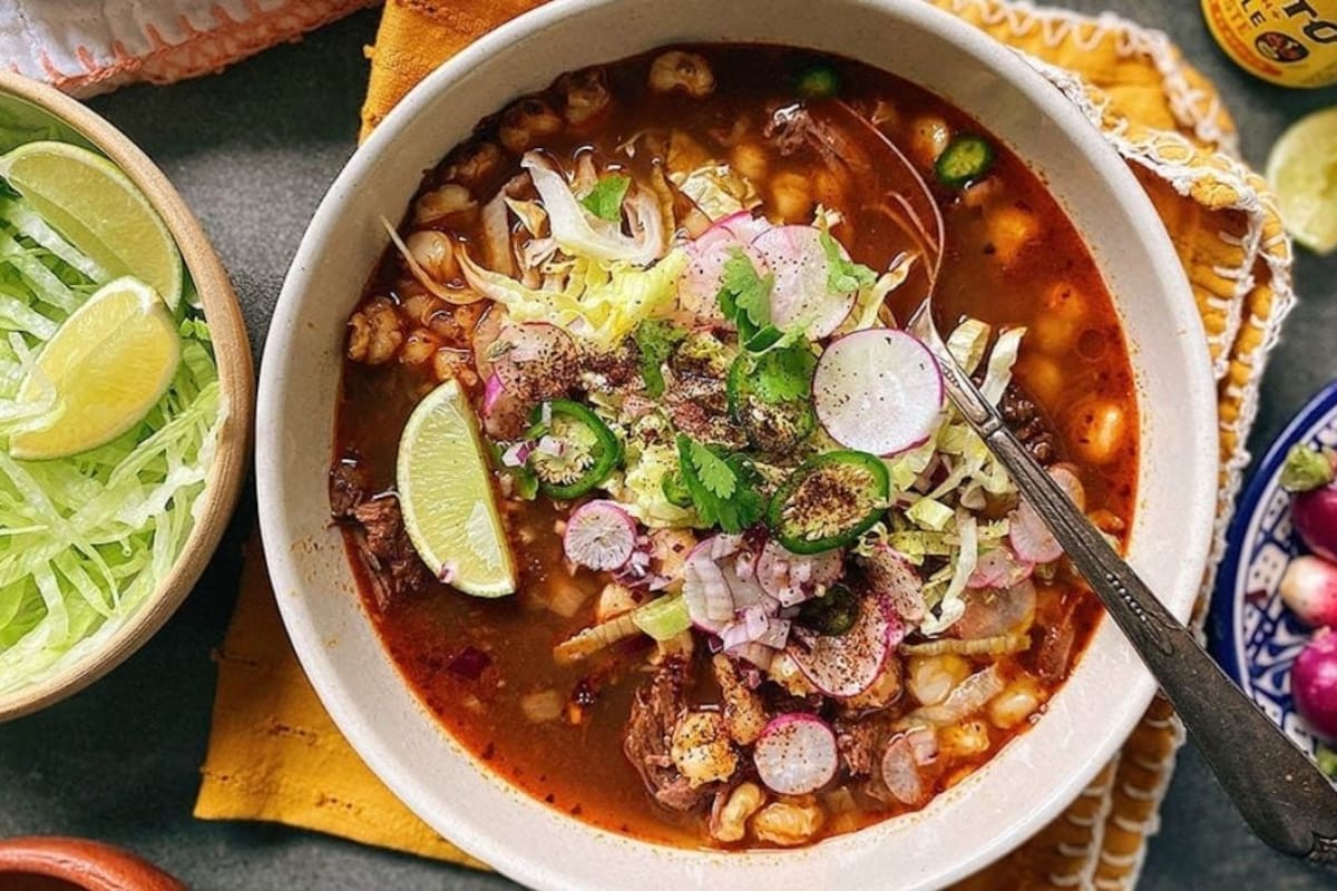 TasteAtlas ubica cuatro sopas y caldos mexicanos entre las 50 mejores del mundo destacando al pozole y la sopa de lima de Yucatán