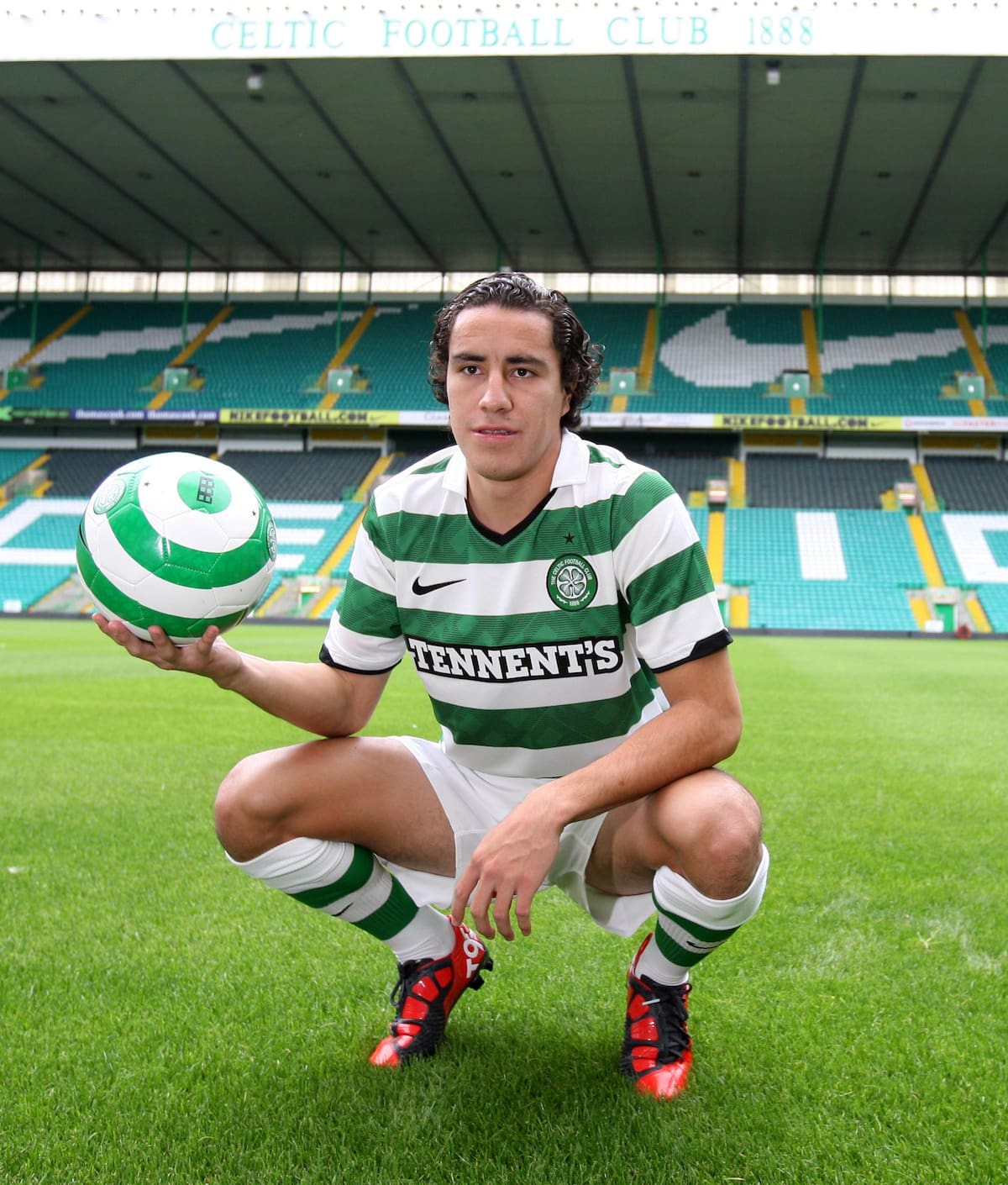 Efraín Juárez es presentado con el Celtic de Escocia. (Foto: Archivo GH)