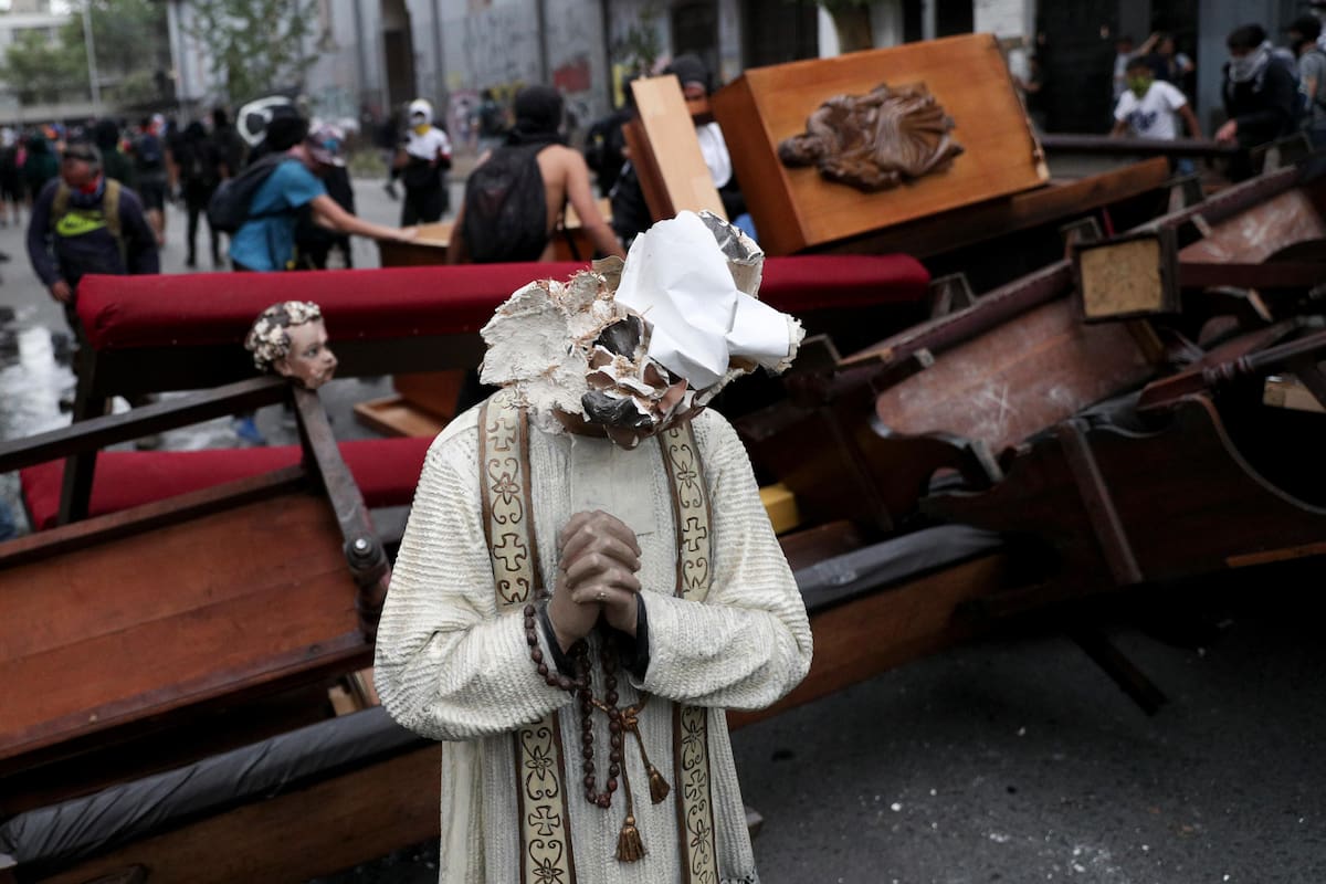 Se manifiestan chilenos con imágenes religiosas