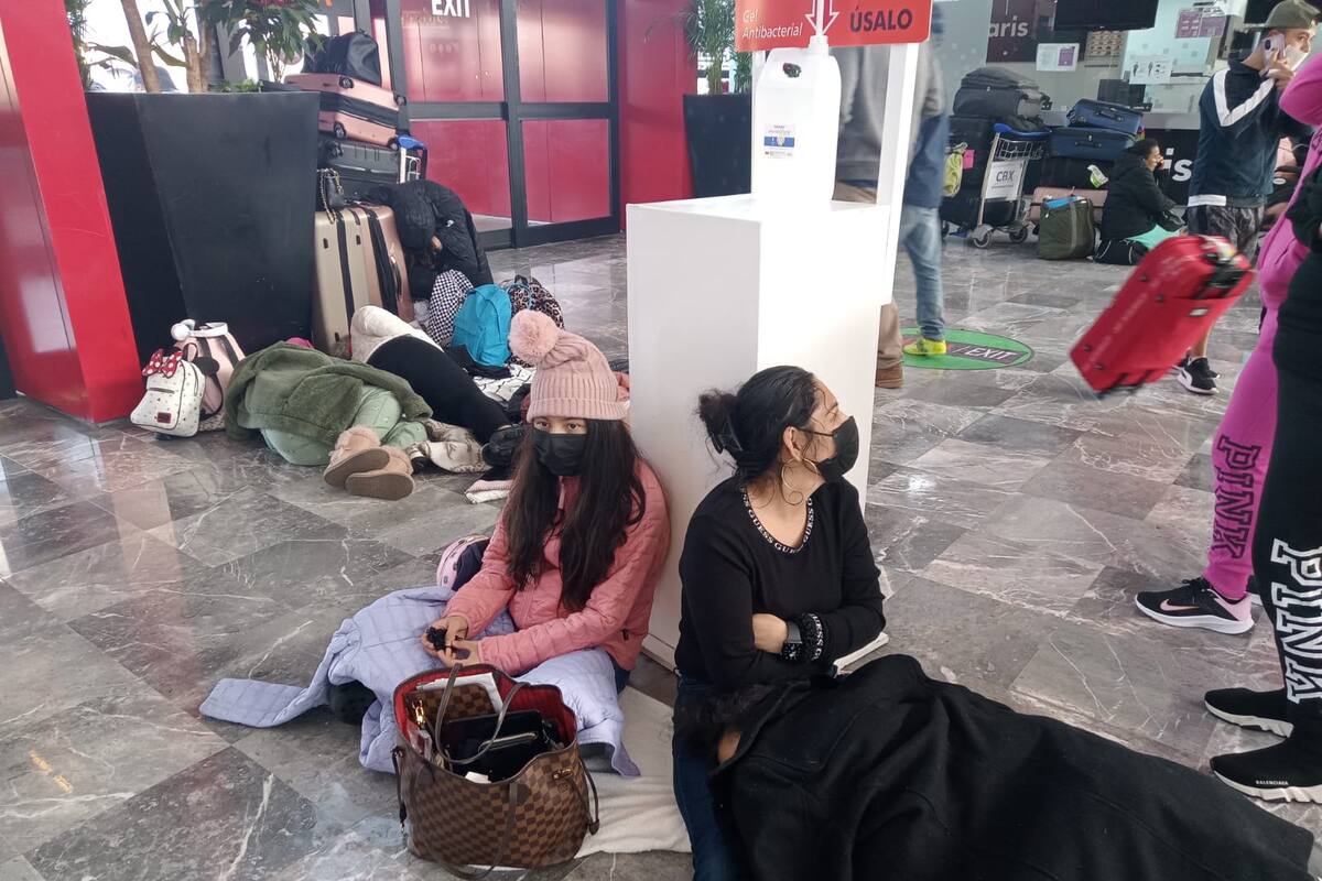 Varados en el aeropuerto de Tijuana