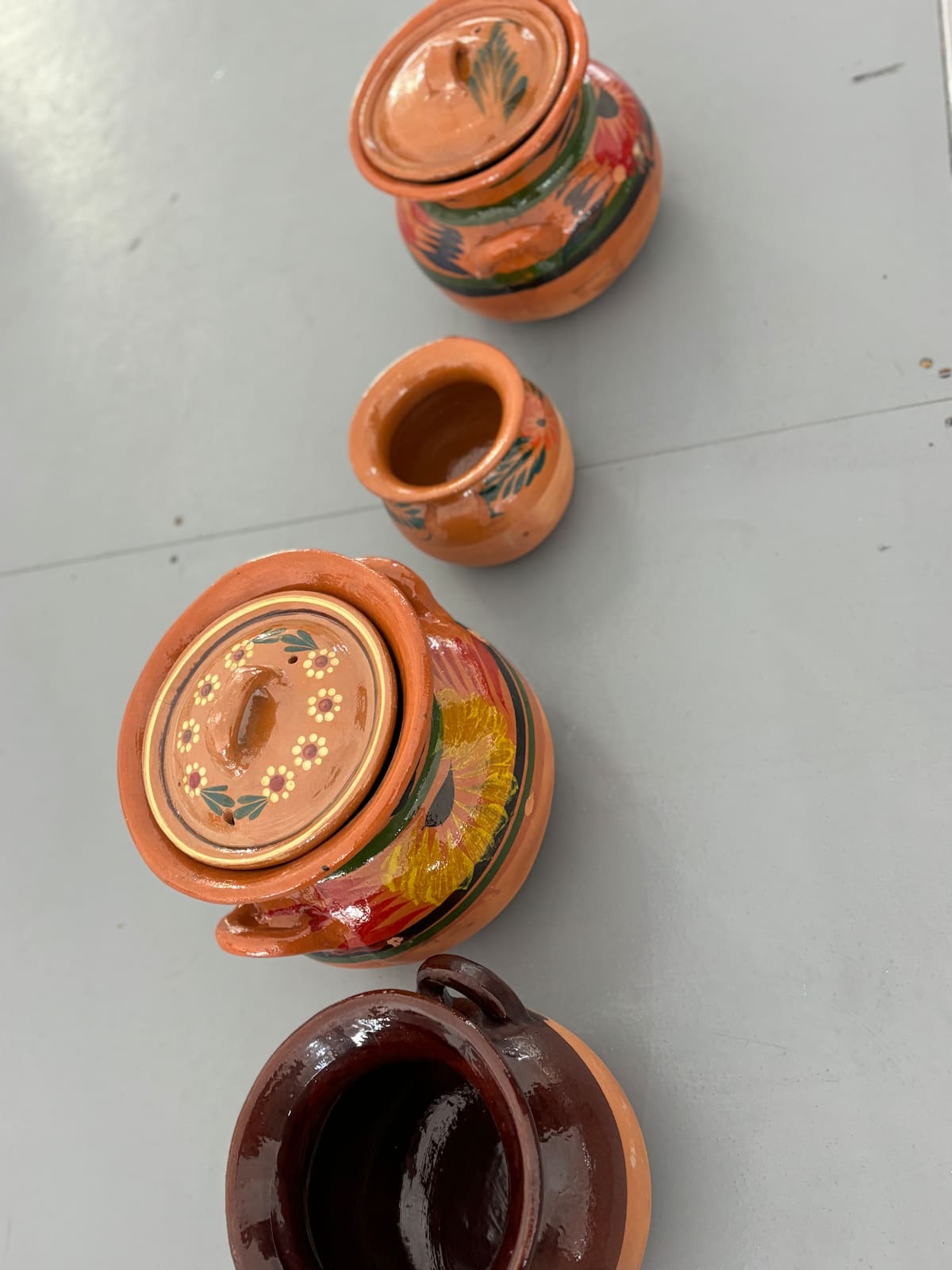 Francisco Cirinos Martínez de Jesús elabora piezas de barro desde hace 18 años y llama a preservar la tradición y la lengua indígena ante el desinterés de nuevas generaciones. Foto: Lorena Salinas