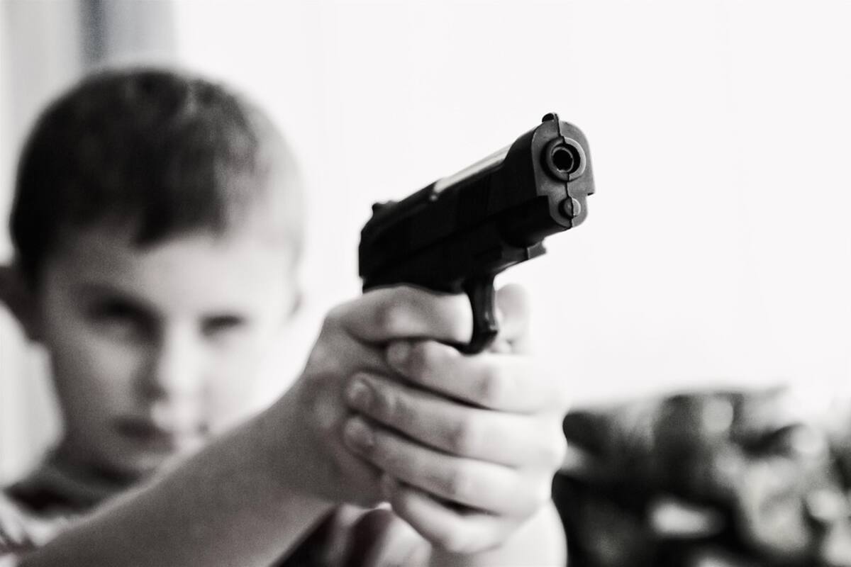 EU: Policía detiene a estudiantes; planeaban tiroteo