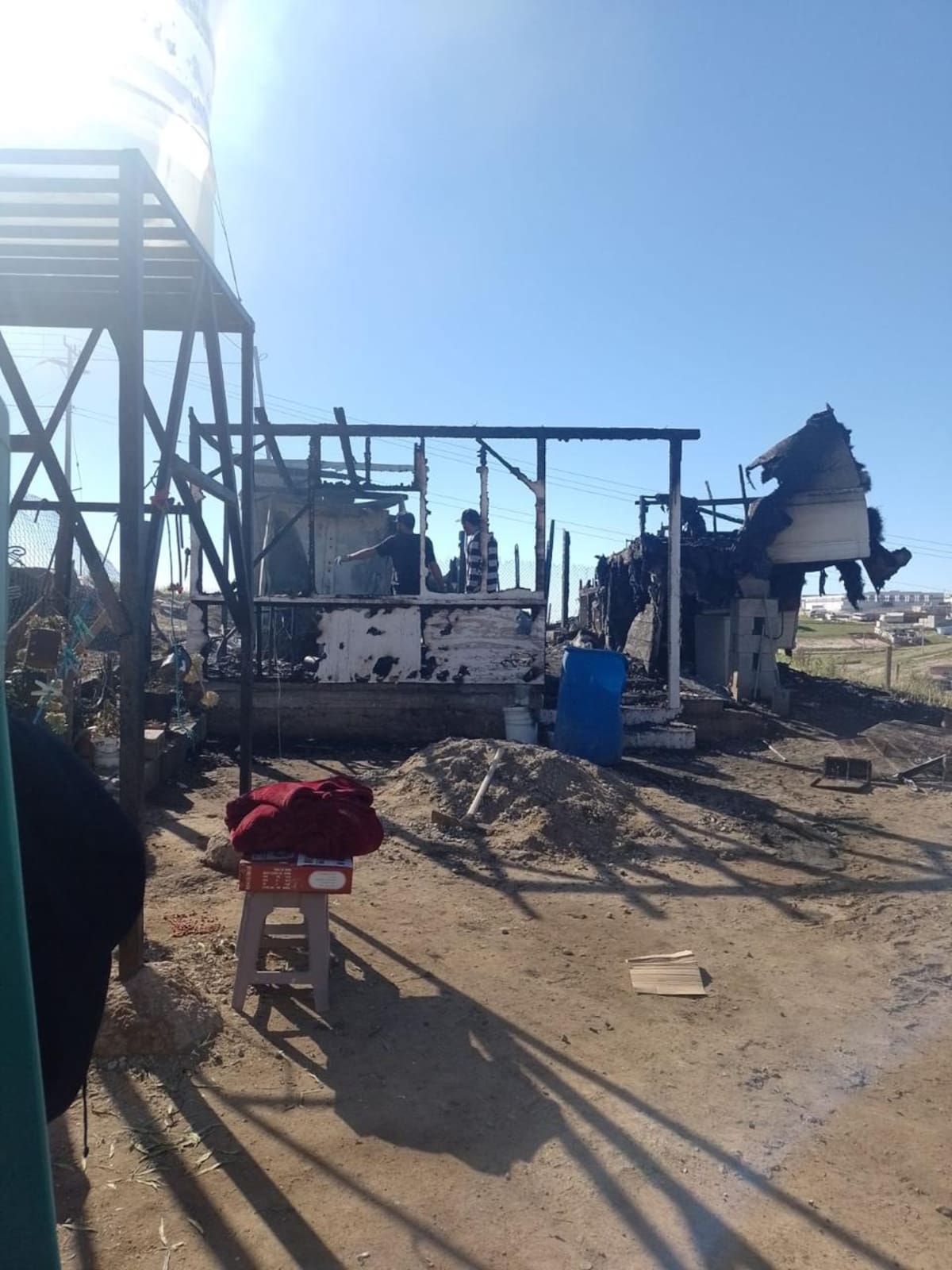 Dos familias de Rosarito perdieron sus viviendas por incendios y solicitan apoyo ciudadano para reconstruir sus hogares. Foto: Carmen Gutiérrez