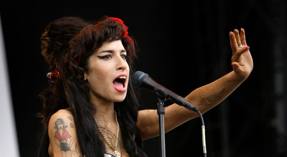 En esta foto del 17 de agosto de 2008, la cantante británica Amy Winehouse actúa en el V Festival en Chelmsford, Essex. (AP Foto/Joel Ryan, Archivo)