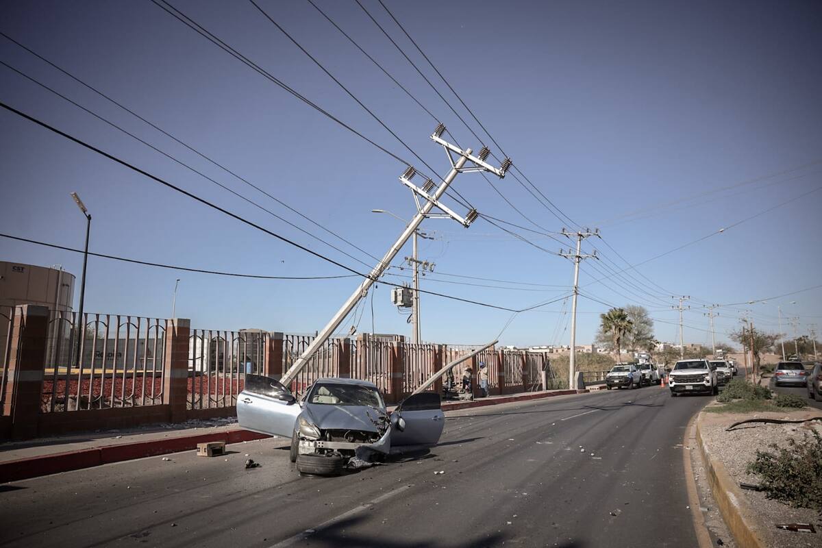 Automóvil se impacta contra postes en Lagos del Sol