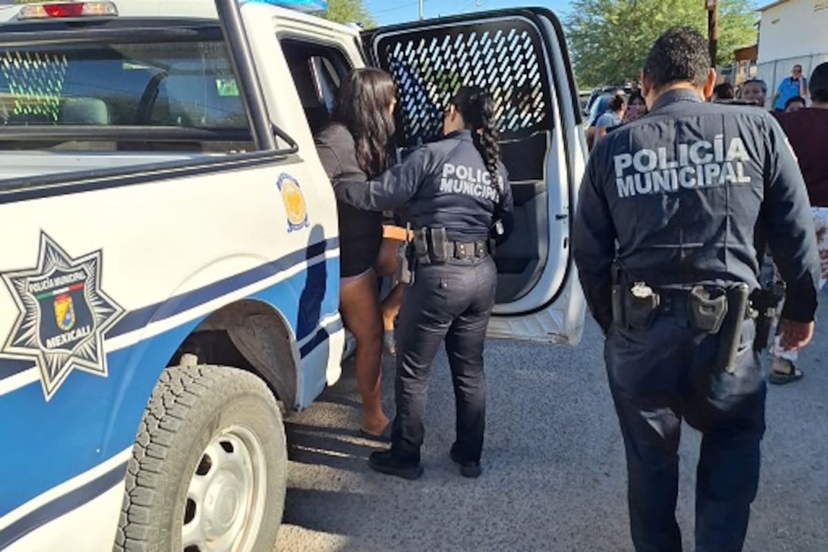 Padres protestan por falta de maestros; una madre es detenida al intentar ingresar a escuela