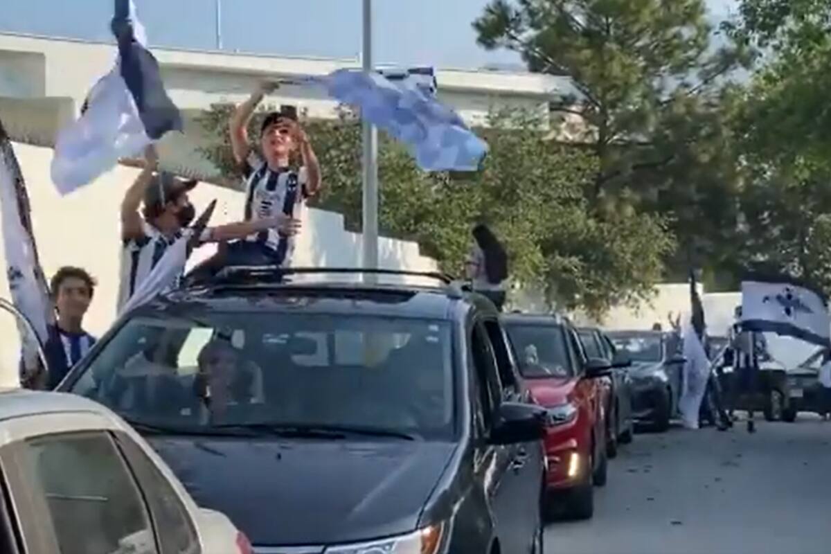Aficionados formaron gran caravana previo al "Clásico Regio" sin respetar sana distancia