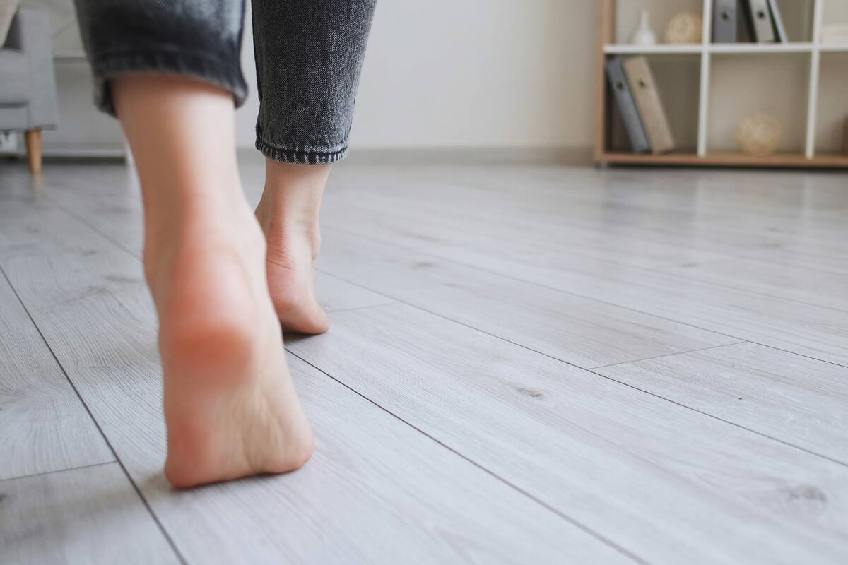 ¿Qué beneficios tiene caminar descalzo?: una práctica natural con impacto en la salud