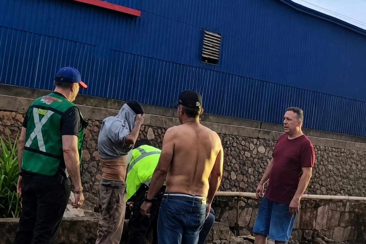 Ciudadano nogalense rescata a hombre de 50 años de edad arrastrado por un arroyo