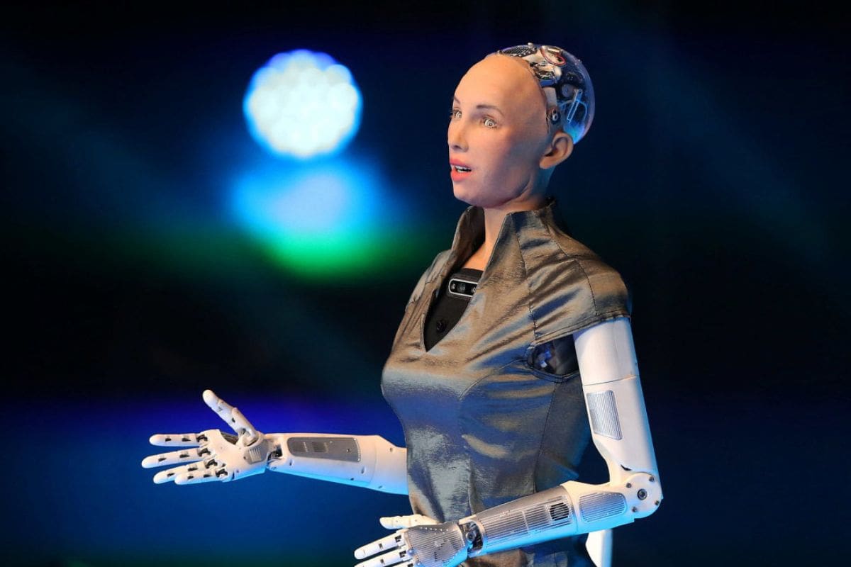 Sophia, la famosa robot humanoide, intenta comunicarse con Optimus en este divertido video