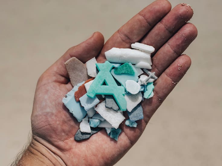 Nuevo plástico biodegradable podría ayudar a reducir el riesgo de los microplásticos