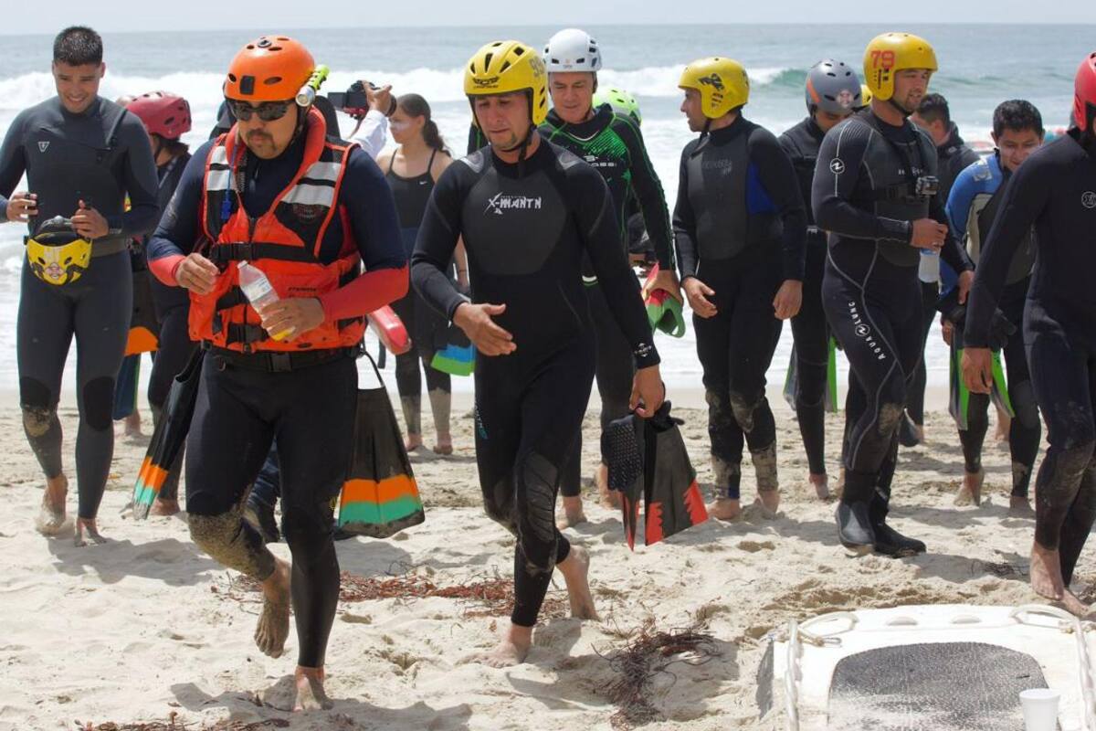 Salvavidas nacionales y extranjeros practican en Playas de Tijuana