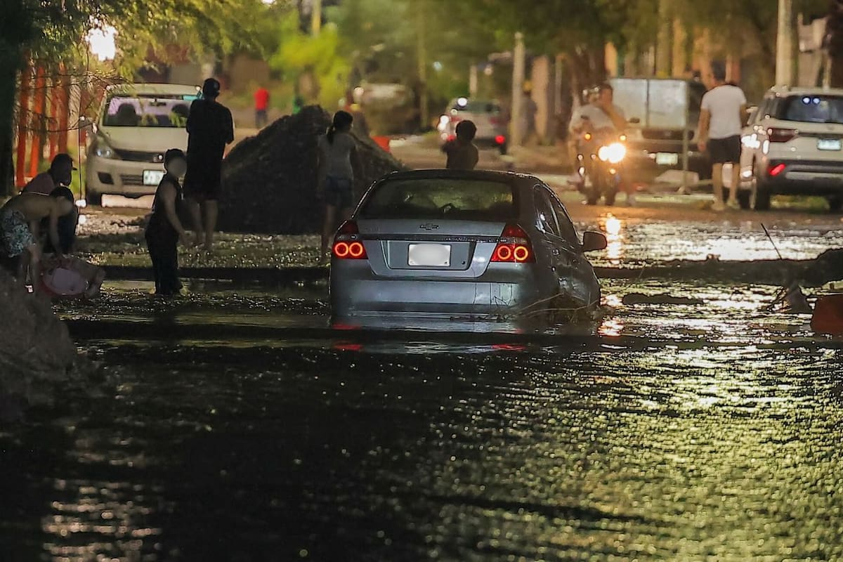 Deja autos varados y al menos una colonia inundada