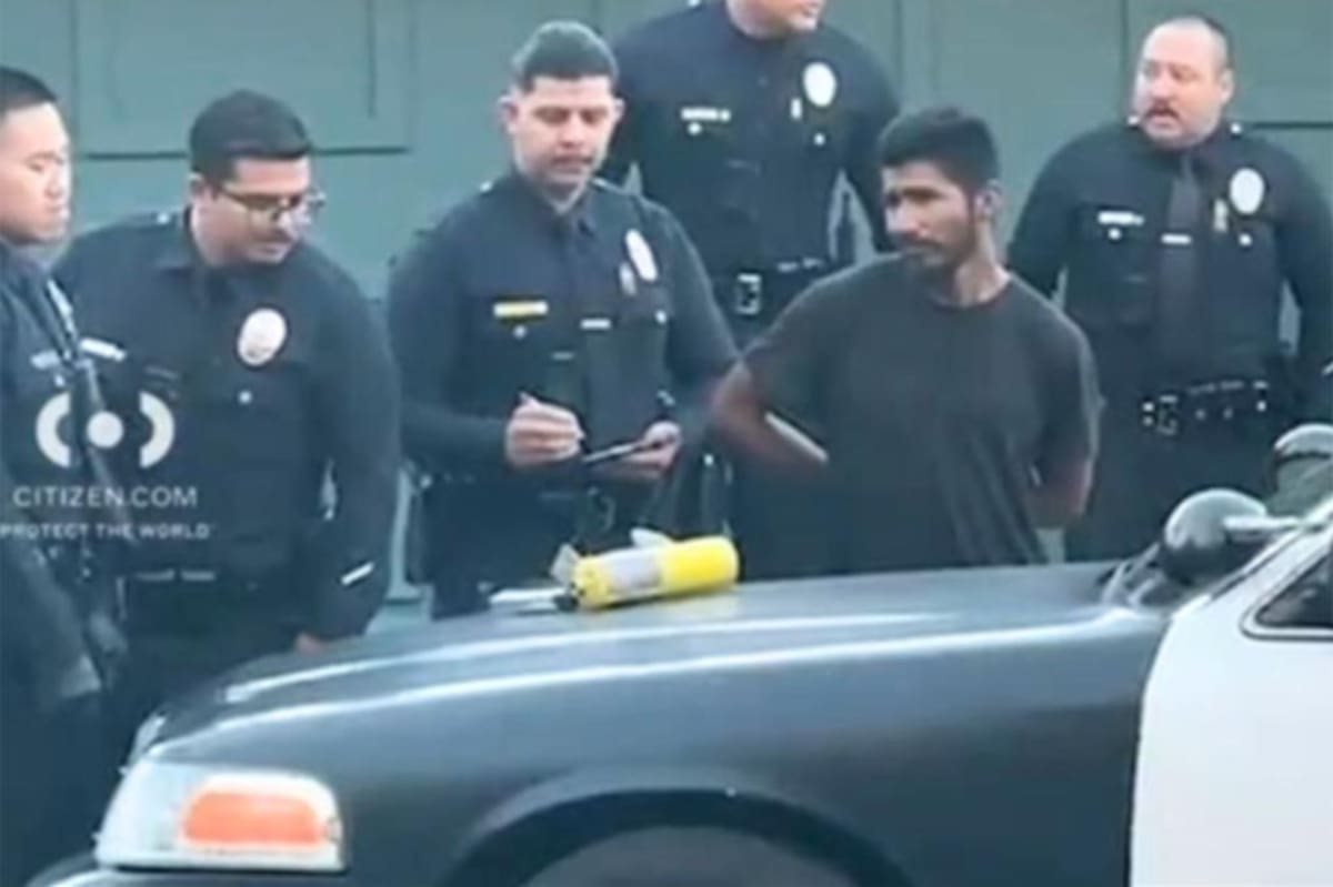 Un indigente fue detenido por las autoridades al ser sospechoso de iniciar el fuego en zona de Los Ángeles, California. | Crédito: Citizen