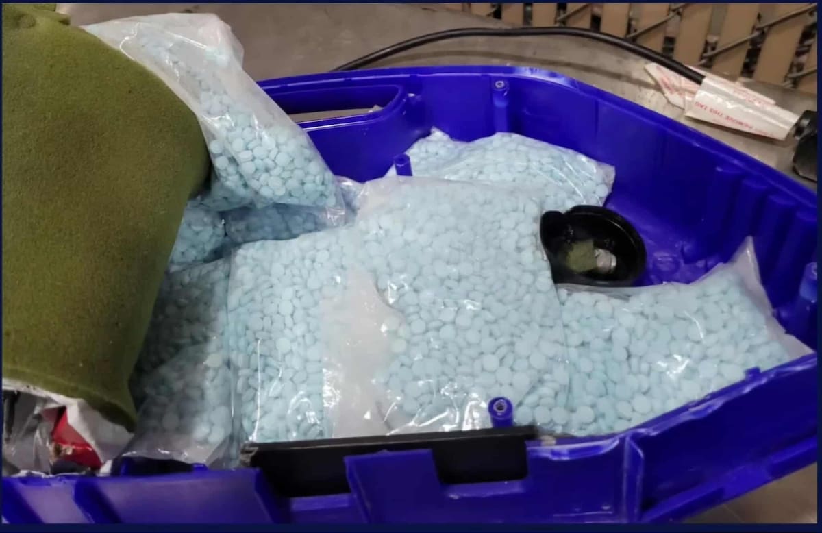 Oficiales de Aduanas y Protección Fronteriza de EU incautaron fentanilo, metanfetamina y pastillas de fentanilo en tres vehículos en las garitas de Nogales el 21 de agosto.