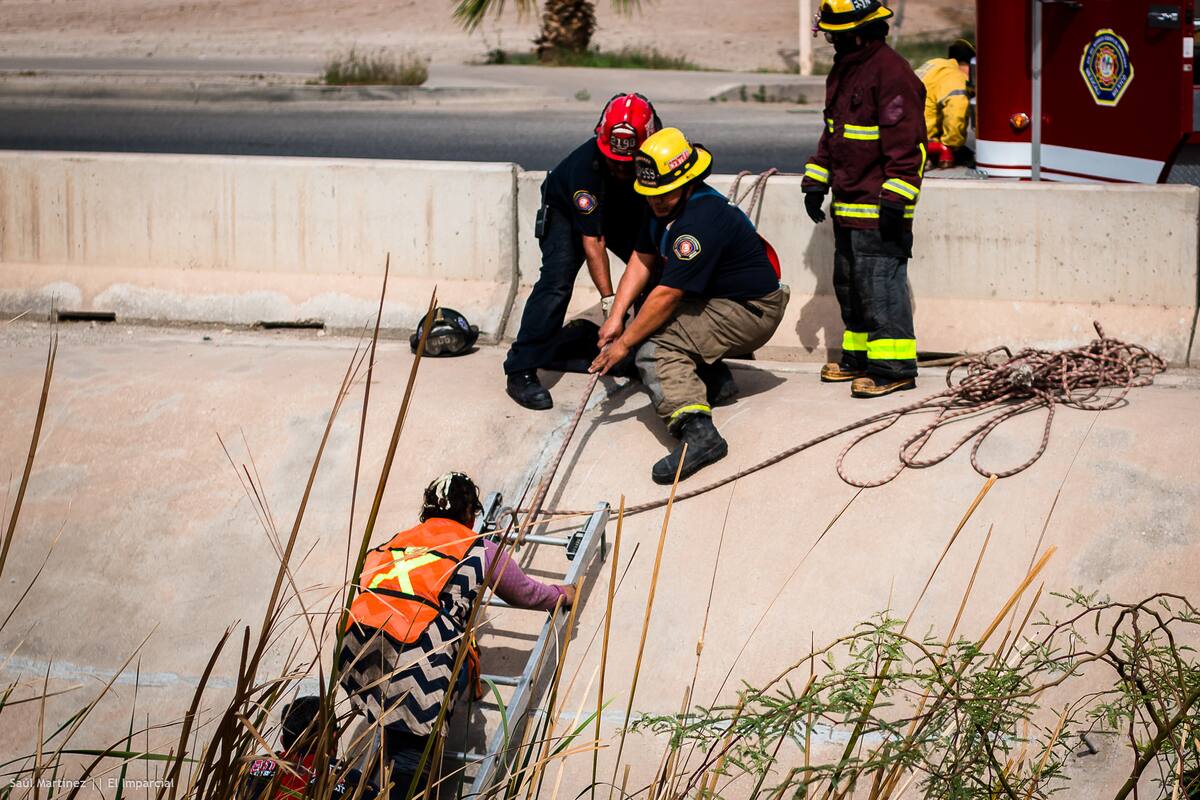 Rescatan a mujer de canalización de Gómez Morín