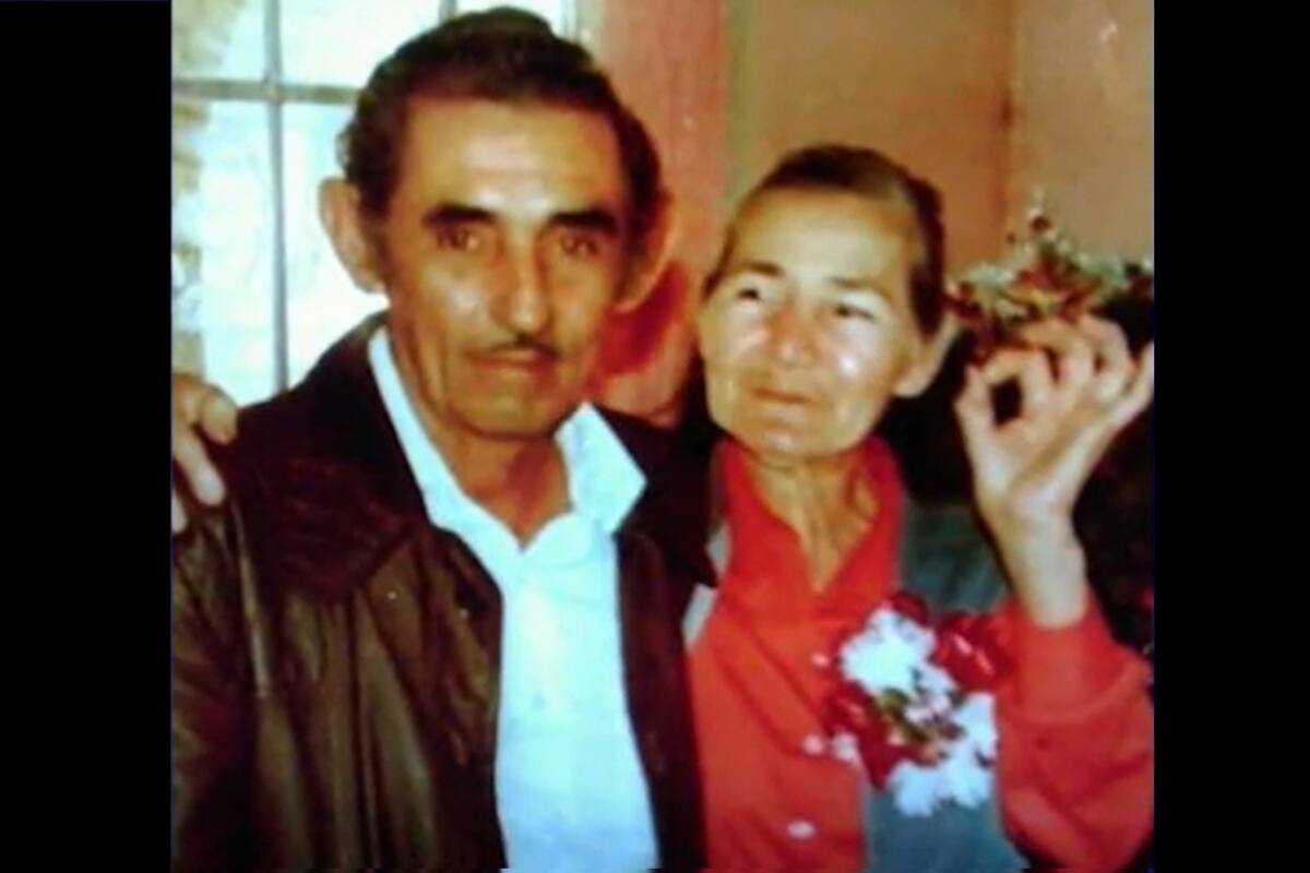 EU: Tras 17 años del homicidio de una pareja de adultos mayores, por una mancha en una alfombra, autoridades encuentran a la presunta culpable