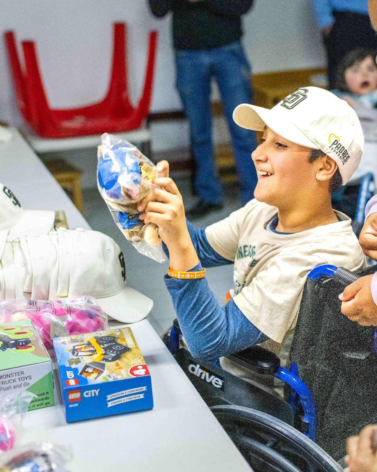 El Fraile y el exjugador Carlos Hernández visitaron el Hospital Infantil de las Californias para sorprender a más de 500 pacientes y sus familias. Fotos: Cortesia
