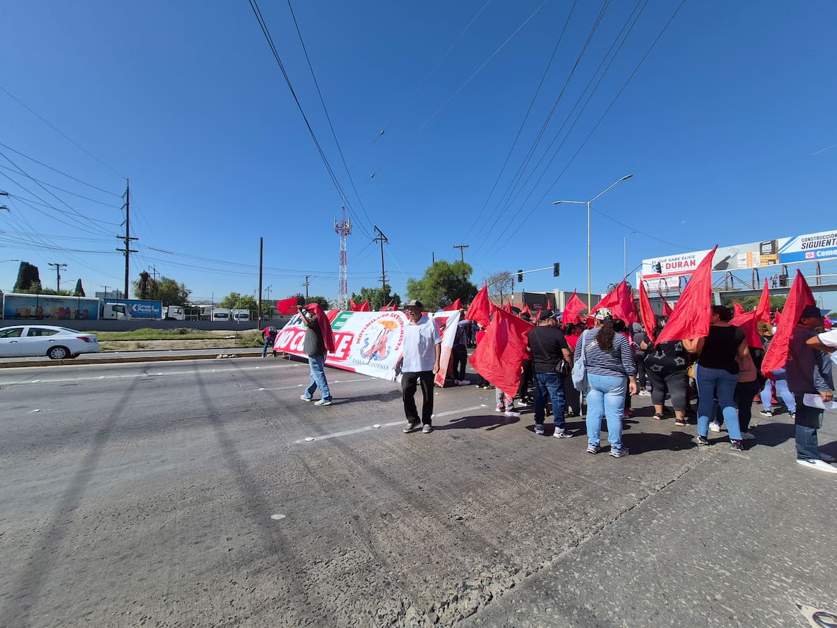 Tras la manifestación, se instaló una mesa de trabajo con la CFE y se acordó avanzar en los proyectos de electrificación para La Jolla 2 y Antorcha Magisterial. Foto: Michelle Castillo