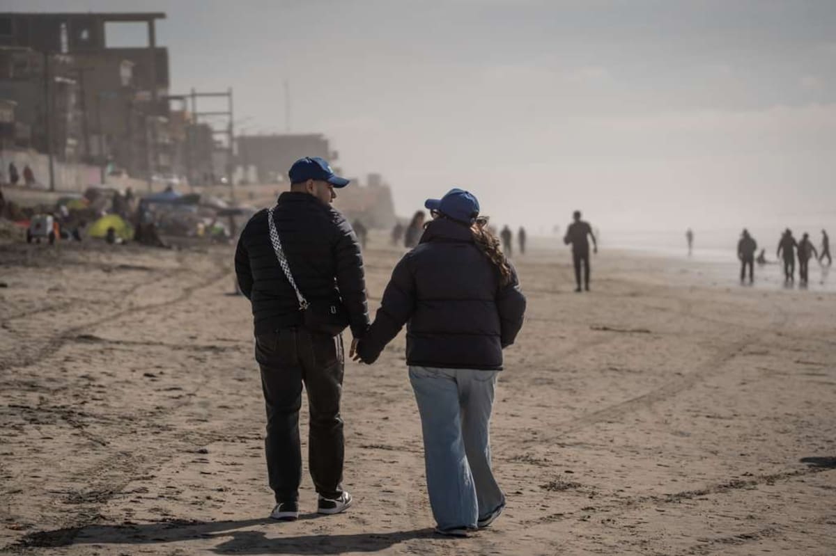 Desde temprano, familias, parejas y grupos de amigos se dieron cita en la franja costera para disfrutar del día libre y el clima favorable. Foto: Border Zoom