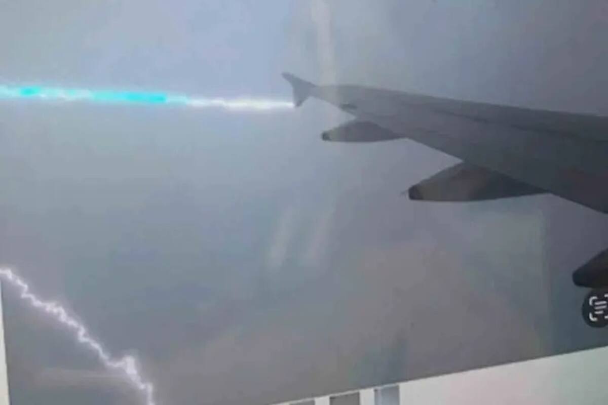 Pasajero capta el momento en el que un rayo alcanza al avión en el que viajaba