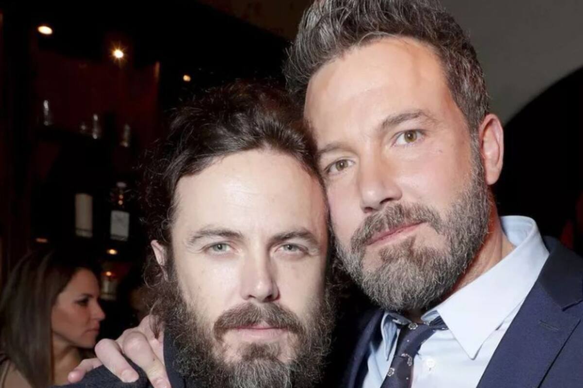 Casey Affleck le da un gracioso mensaje de bienvenida a JLO, tras casarse con su hermano mayor en Georgia