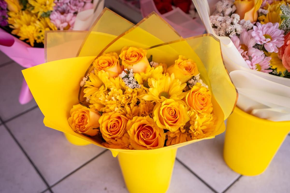 La tradición de regalar flores amarillas se ha popularizado como símbolo de amor, amistad y nuevos comienzos. Foto:BorderZoom