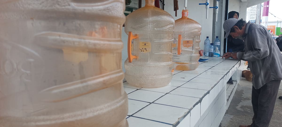 Establecimientos dedicados a la venta de agua registran mayor flujo de clientes tras la suspensión del servicio anunciada por la CESPT. Foto: Michelle Castillo