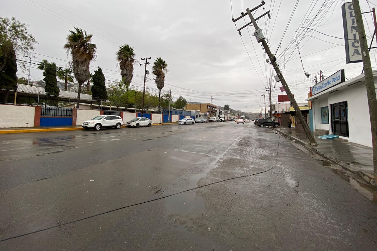 Poste a punto de caer en la colonia Buena Vista