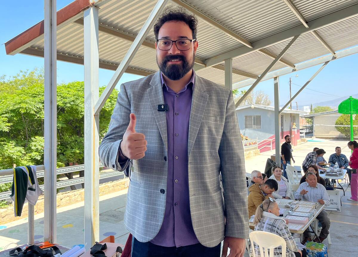 El alcalde de Tecate Darío Benítez después de emitir su voto.