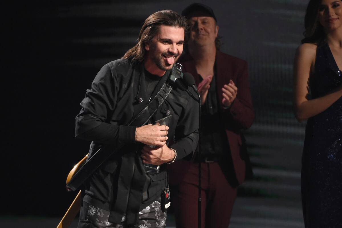Lars Ulrich entrega a Juanes el premio a la Persona del Año