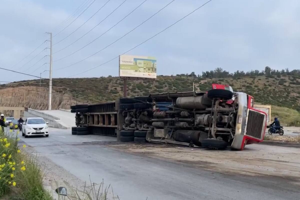 Volcadura de tráiler causa caos vial en el Libramiento Rosas Magallón