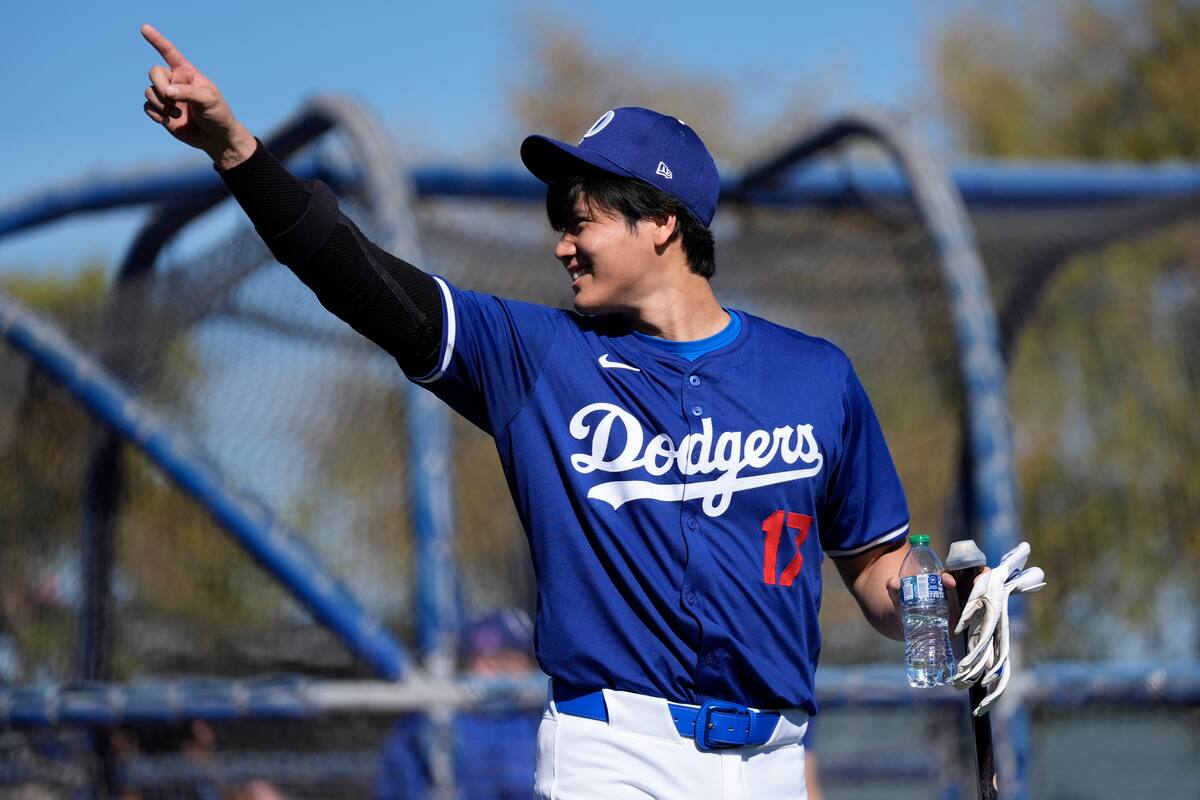 El bateador designado de los Dodgers de Los Ángeles Shohei Ohtani participa en los entrenamientos de primavera del equipo en Camelback Ranch en Phoenix el viernes 16 de febrero del 2024. (AP Foto/Ashley Landis)