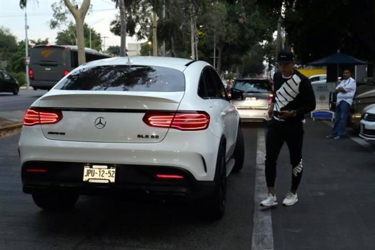 Roban auto de Alan Pulido mientras él se encuentra en pretemporada
