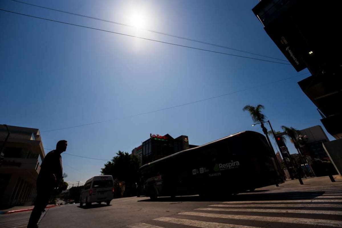 Habitantes de Tijuana enfrentan el aumento de las temperaturas con paraguas y agua; Protección Civil recomienda extremar precauciones durante la semana.
Fotos: Border Zoom.