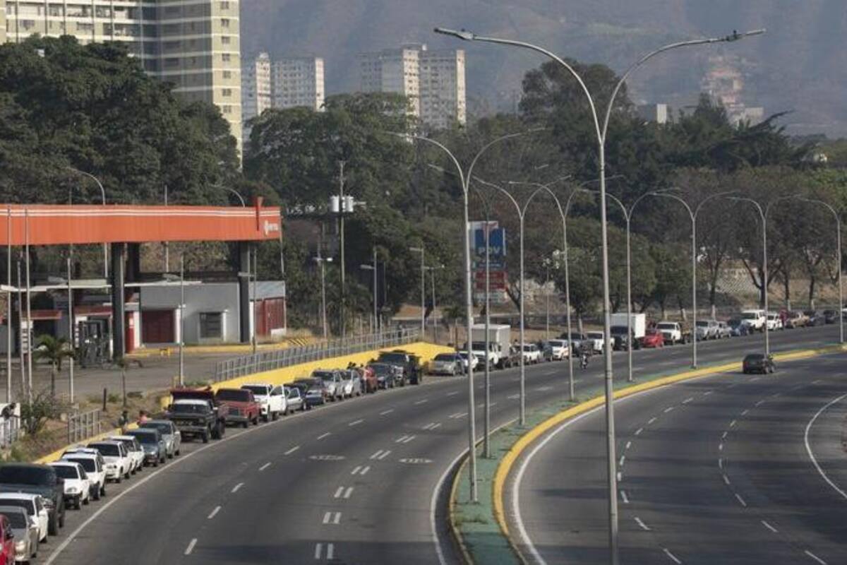 Venezuela anuncia activación de plan para suministro de gasolina