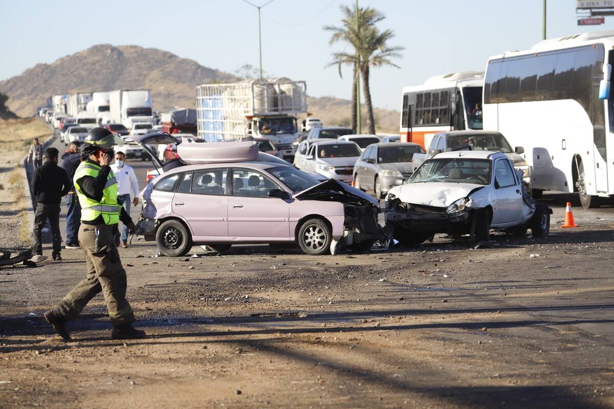 Tráiler se impacta contra tres autos en la salida Sur de Hermosillo; reportan lesionados