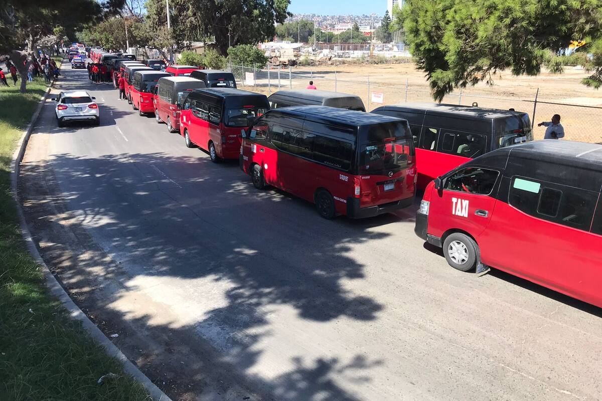 Se manifiestan taxistas ante posible despojo de permisos en Tijuana