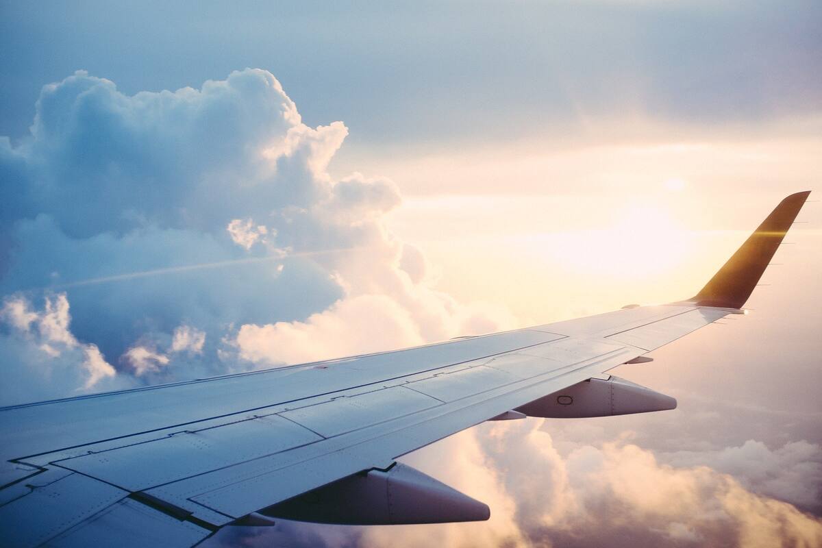 Nace un bebé en pleno vuelo, aerolínea le regala viajes de por vida