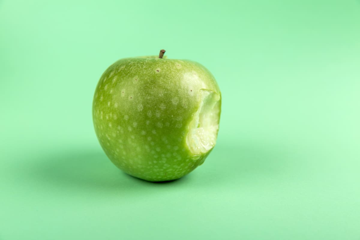 ¿Cuáles son los beneficios de comer manzana antes de ir a dormir?